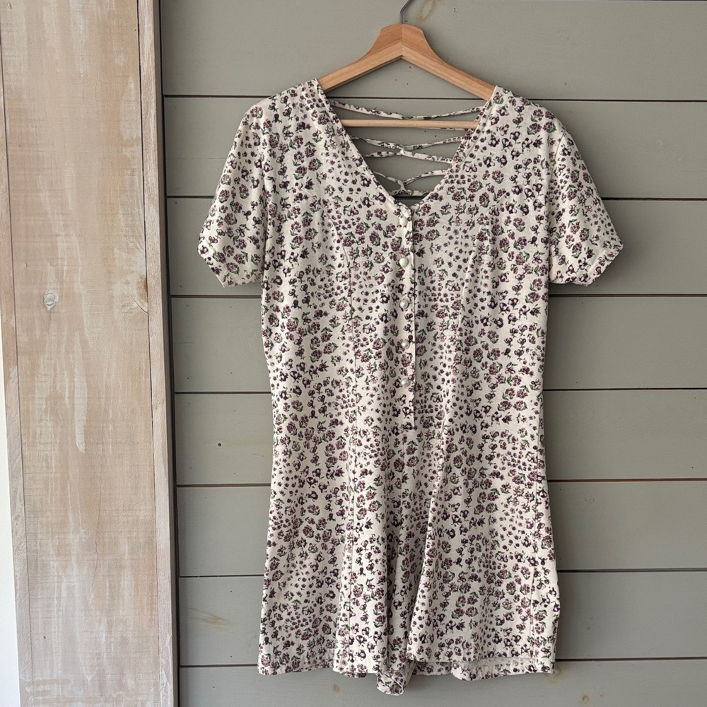 Vintage Floral Romper with Pearl Buttons & Criss-Cross Back – Fits Medium